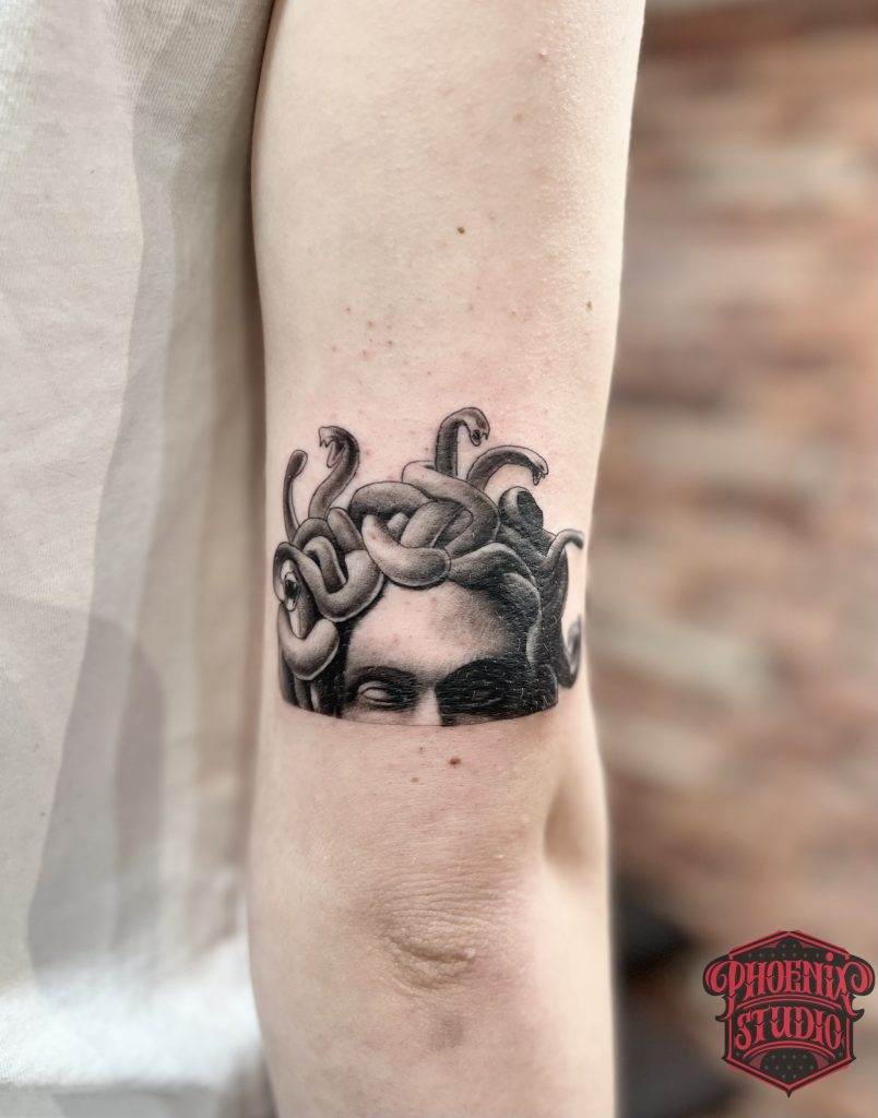 Mini tatouage en noir et blanc Lyon