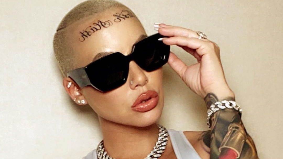 Tatouage D Amber Rose Et Faut il Se Tatouer Le Front Comme Elle 
