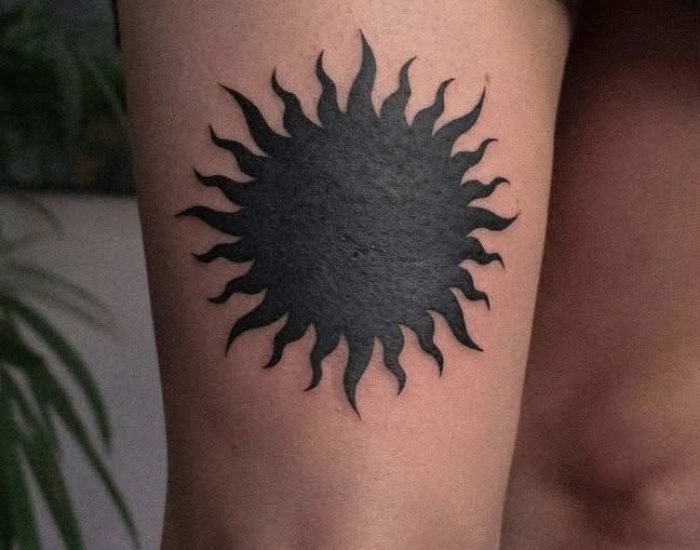tatouage soleil noir