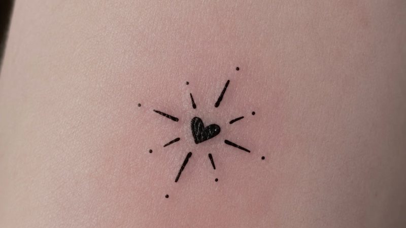 tatouage coeur trait fin