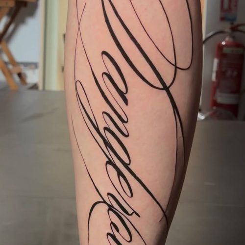 Tatouage lettrage mollet