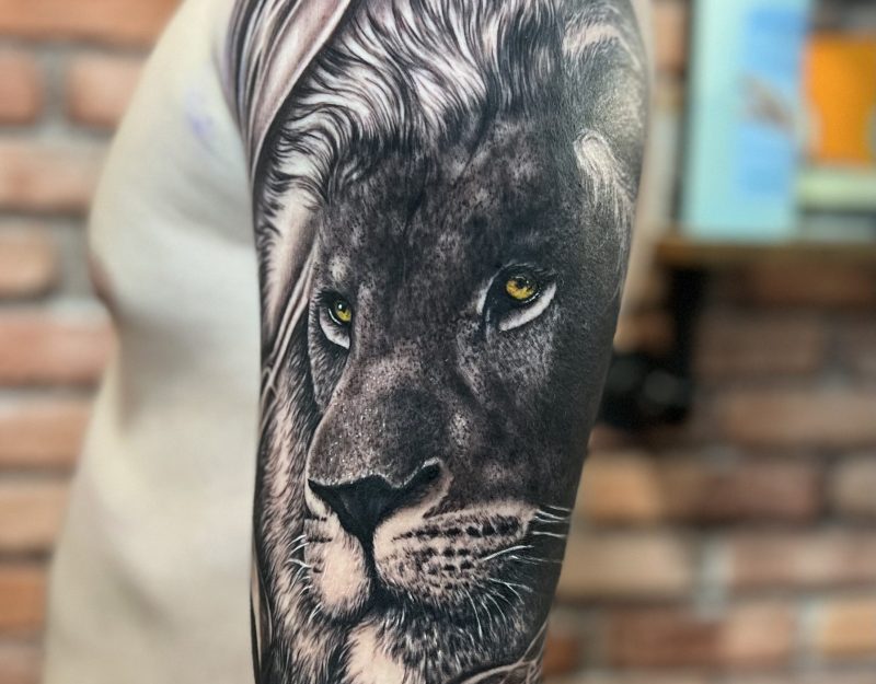 Le tatouage de lion et de lionceau : un symbole parfait pour l'amour