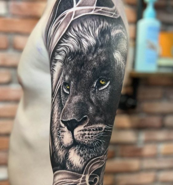 Tatouage réaliste Lion