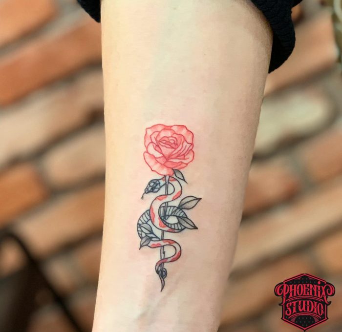 tatouage rose minimaliste