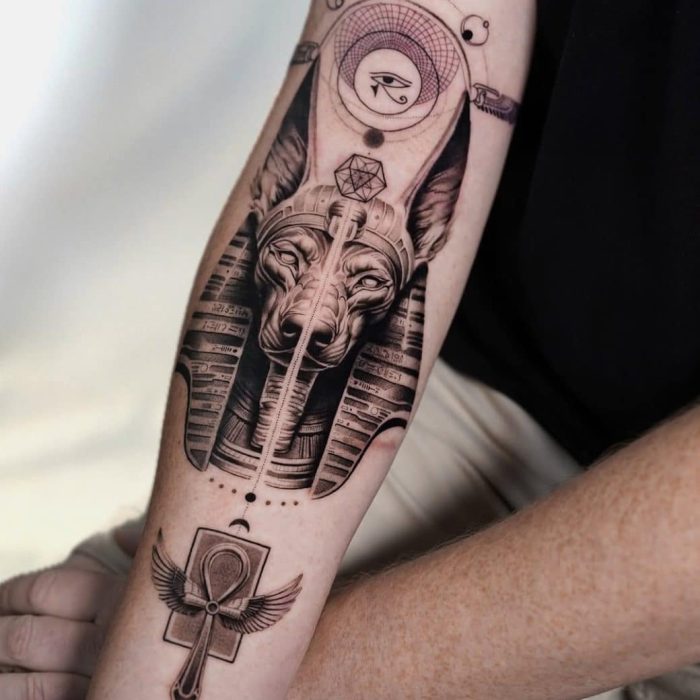 tatouage anubis egyptien