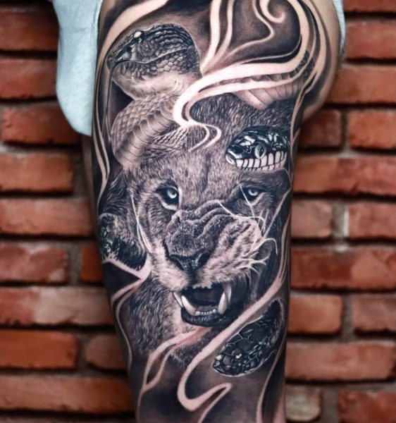 tatouage lion serpent