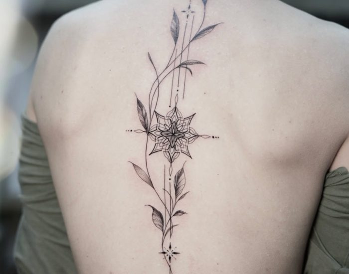 tatouage fleur dos