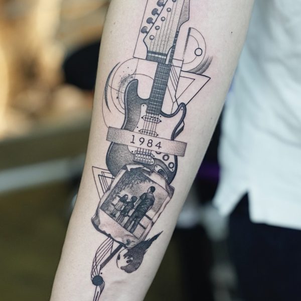 tatouage graphique guitaire fineline